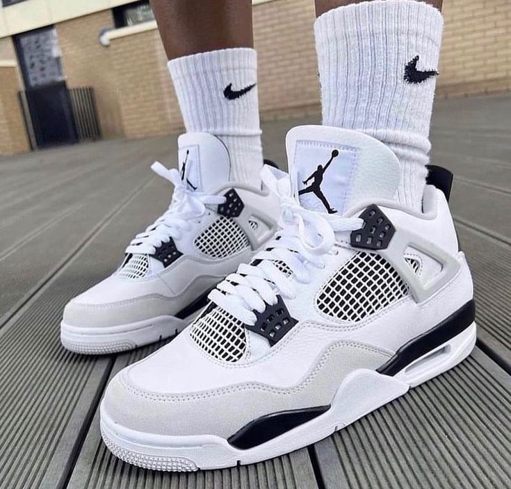 JORDAN 4's