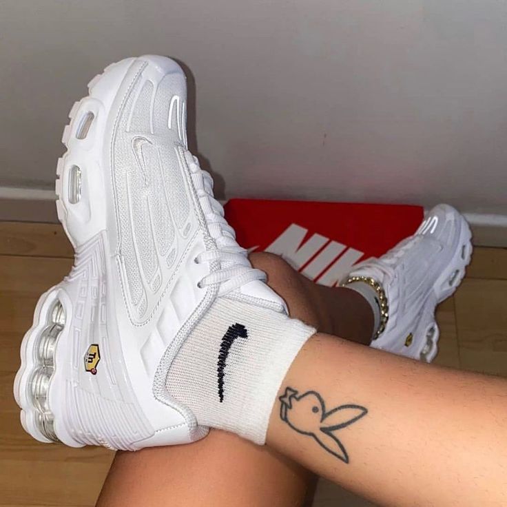 NIKE AIR MAX PLUS